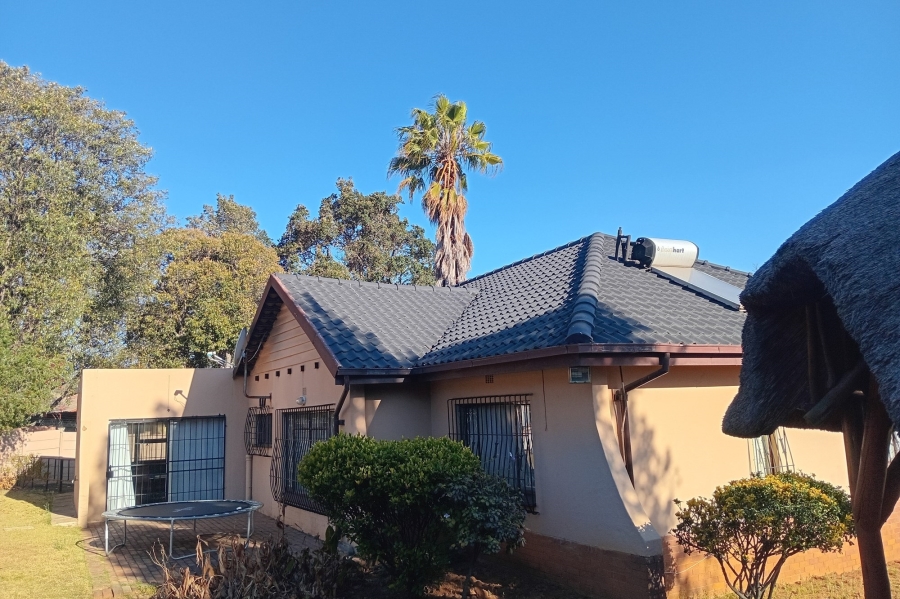 To Let 3 Bedroom Property for Rent in Lombardy East Gauteng