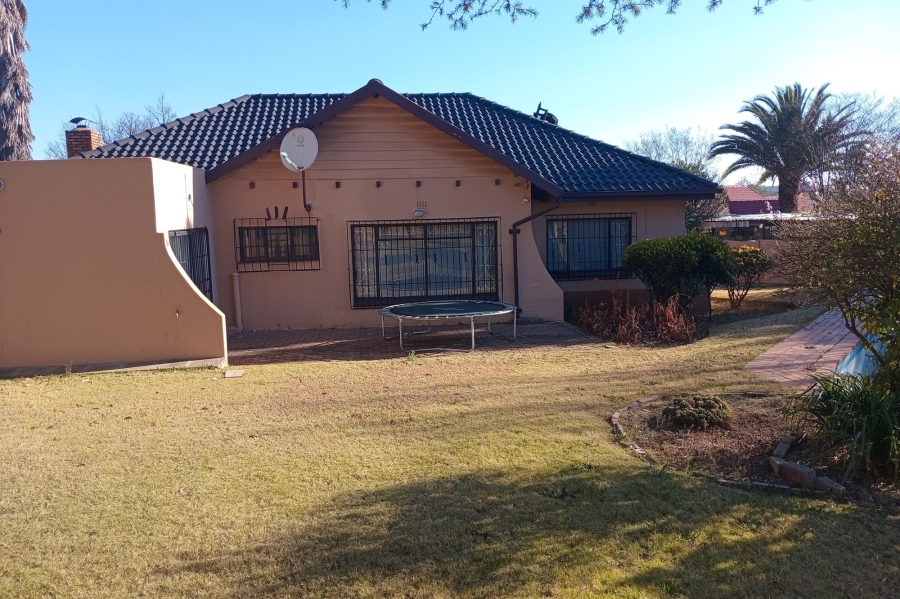 To Let 3 Bedroom Property for Rent in Lombardy East Gauteng