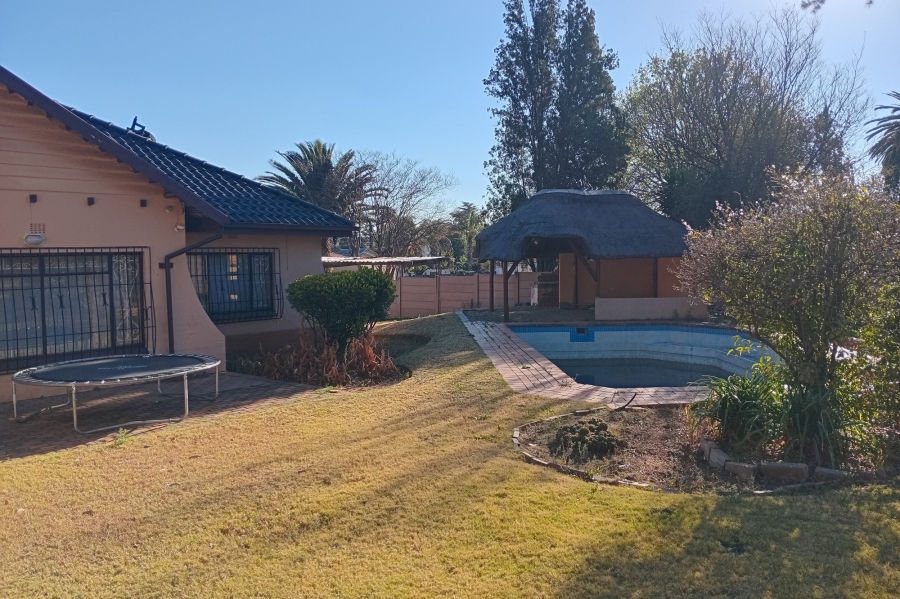 To Let 3 Bedroom Property for Rent in Lombardy East Gauteng