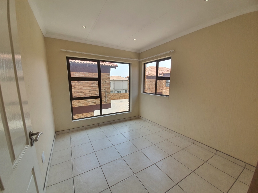 To Let 3 Bedroom Property for Rent in Glen Marais Gauteng