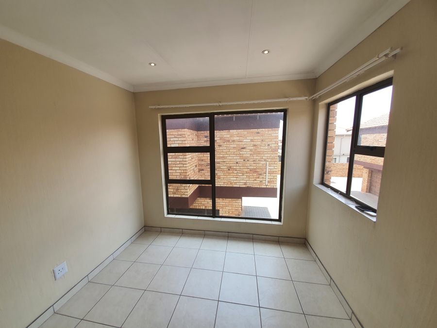 To Let 3 Bedroom Property for Rent in Glen Marais Gauteng