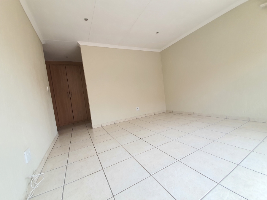 To Let 3 Bedroom Property for Rent in Glen Marais Gauteng