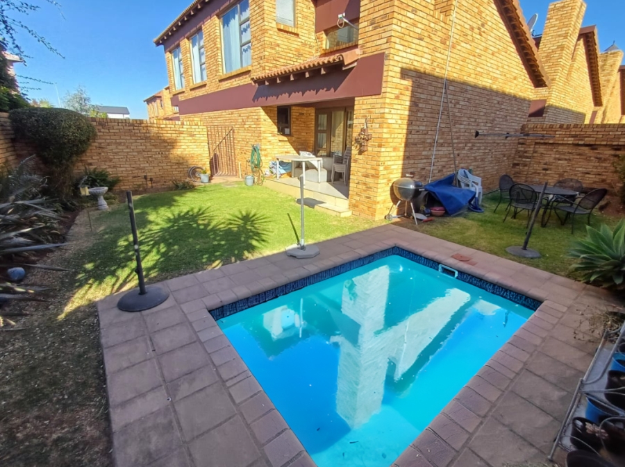 To Let 3 Bedroom Property for Rent in Glen Marais Gauteng