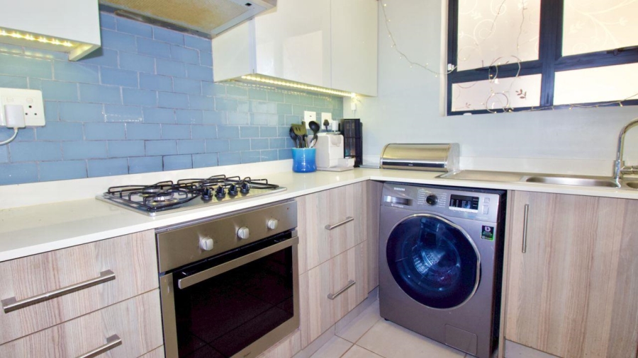 2 Bedroom Property for Sale in Die Hoewes Gauteng