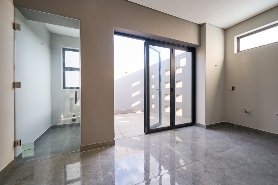 5 Bedroom Property for Sale in Waterfall Country Estate Gauteng