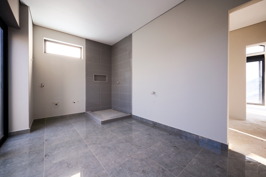 5 Bedroom Property for Sale in Waterfall Country Estate Gauteng