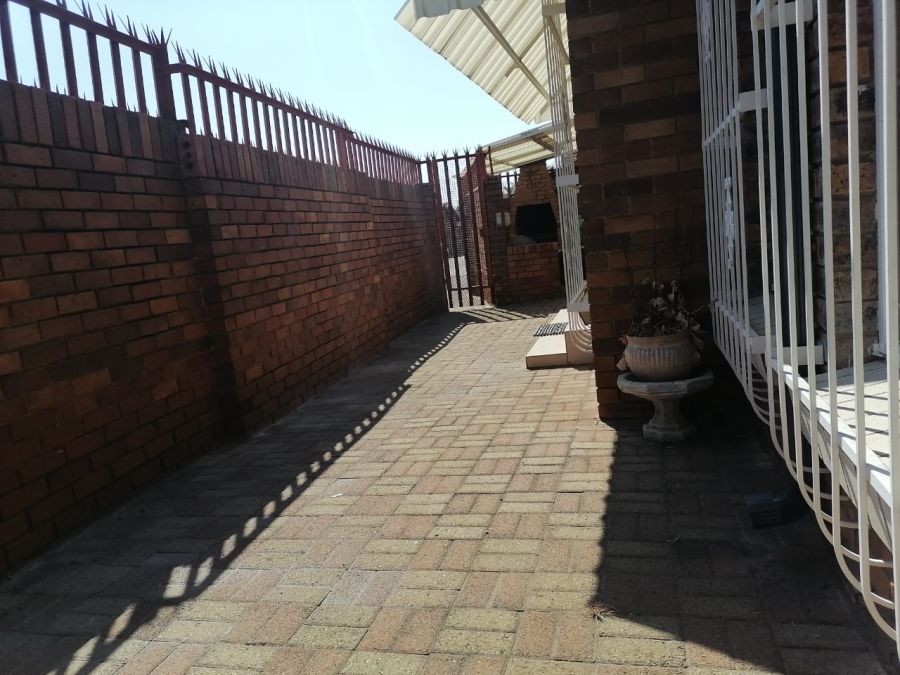 3 Bedroom Property for Sale in Birchleigh North Gauteng