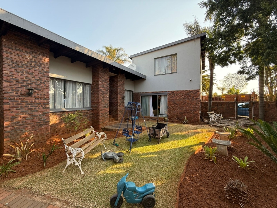 5 Bedroom Property for Sale in Pierre Van Ryneveld Gauteng