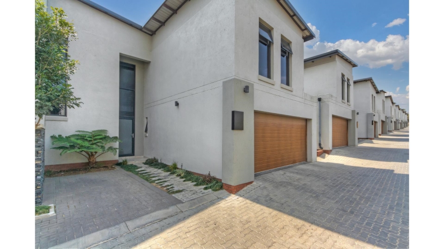 4 Bedroom Property for Sale in Crowthorne AH Gauteng