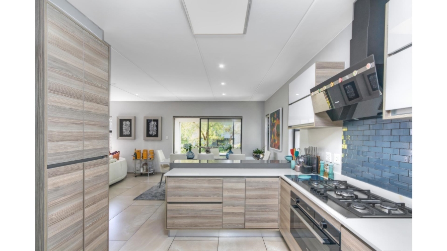 4 Bedroom Property for Sale in Crowthorne AH Gauteng