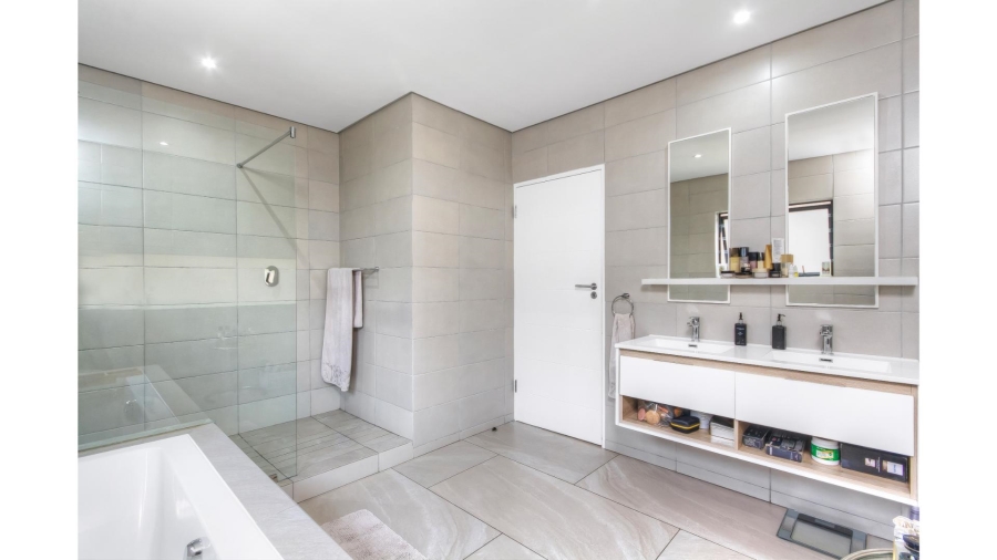 4 Bedroom Property for Sale in Crowthorne AH Gauteng