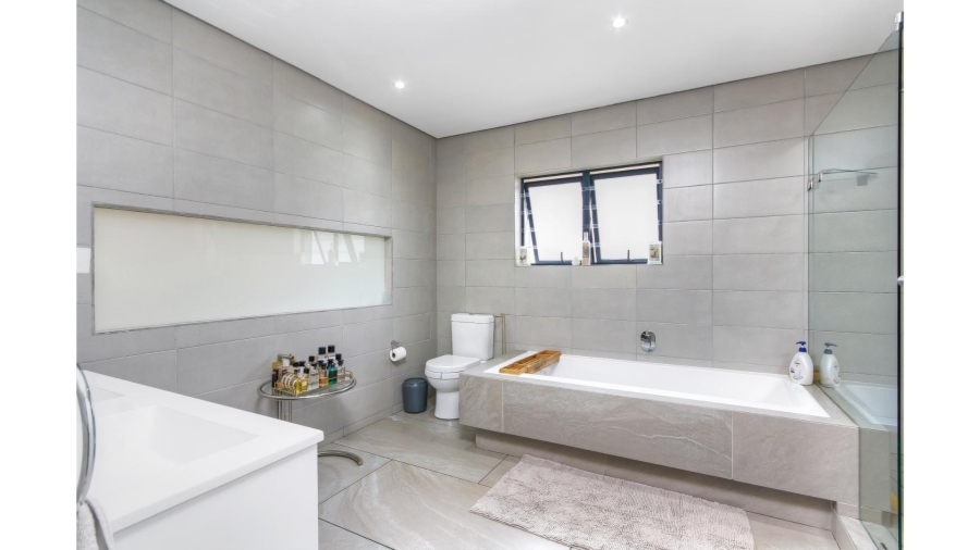 4 Bedroom Property for Sale in Crowthorne AH Gauteng