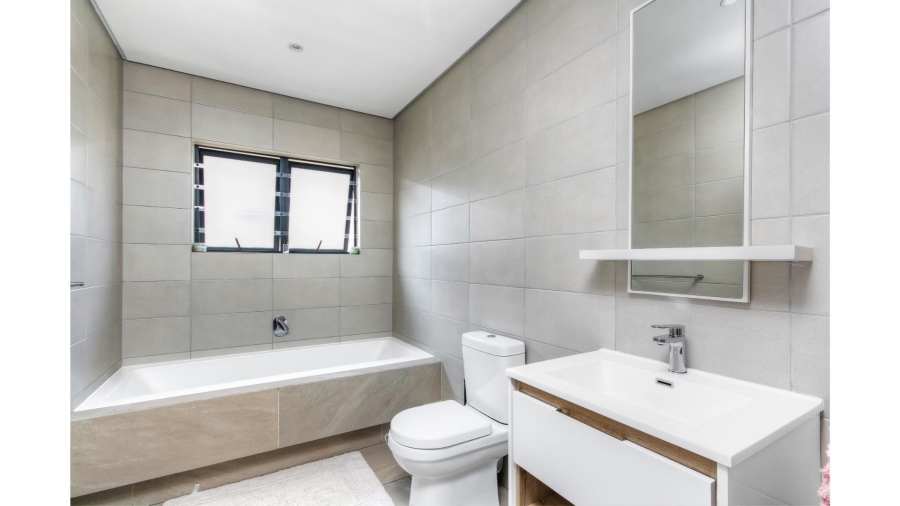 4 Bedroom Property for Sale in Crowthorne AH Gauteng