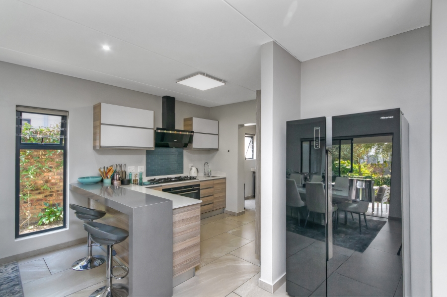 4 Bedroom Property for Sale in Crowthorne AH Gauteng