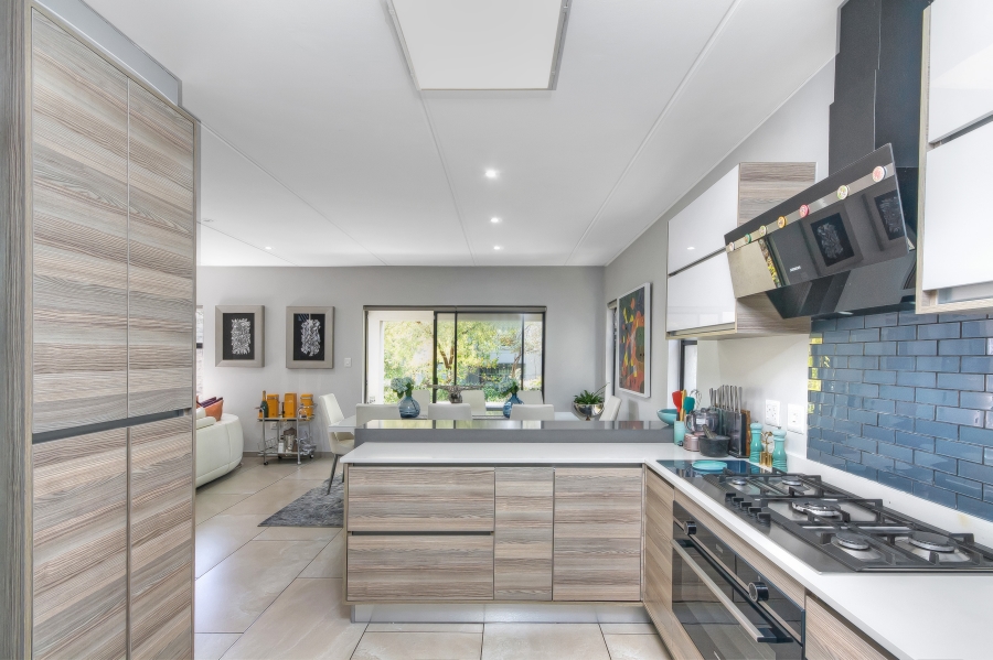 4 Bedroom Property for Sale in Crowthorne AH Gauteng