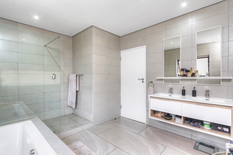 4 Bedroom Property for Sale in Crowthorne AH Gauteng