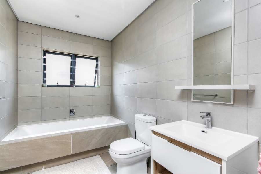 4 Bedroom Property for Sale in Crowthorne AH Gauteng