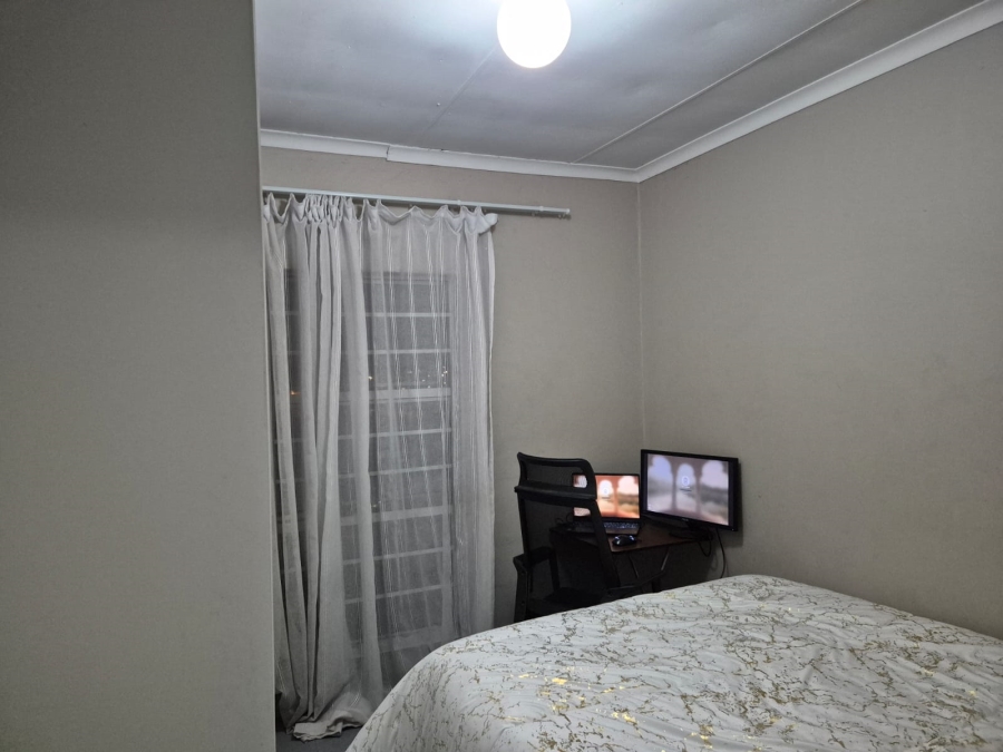 2 Bedroom Property for Sale in Commercia Gauteng