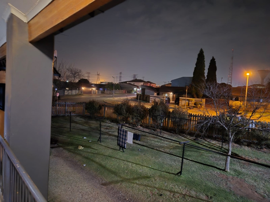 2 Bedroom Property for Sale in Commercia Gauteng