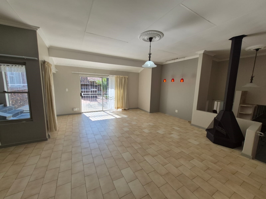 6 Bedroom Property for Sale in Faerie Glen Gauteng