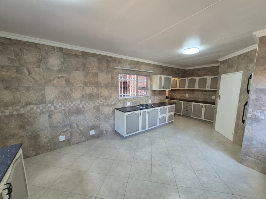6 Bedroom Property for Sale in Faerie Glen Gauteng