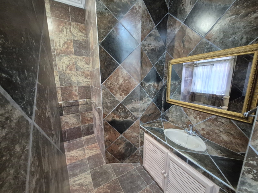 6 Bedroom Property for Sale in Faerie Glen Gauteng