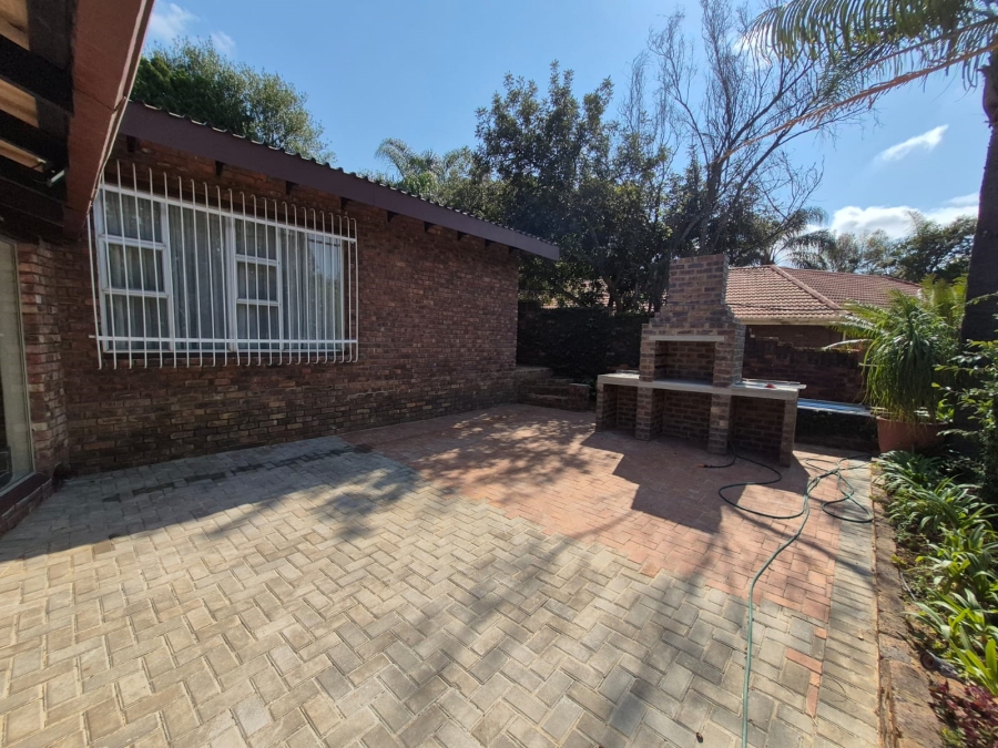 6 Bedroom Property for Sale in Faerie Glen Gauteng