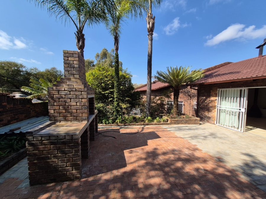 6 Bedroom Property for Sale in Faerie Glen Gauteng