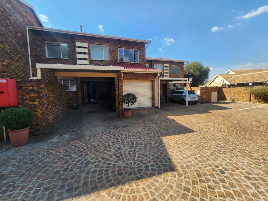 3 Bedroom Property for Sale in Brackenhurst Gauteng