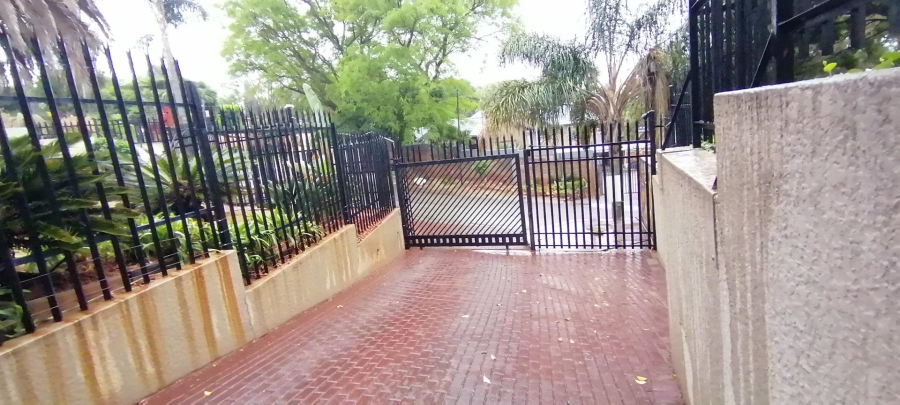 To Let 1 Bedroom Property for Rent in Kloofendal Gauteng