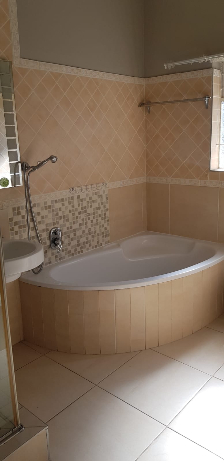 To Let 3 Bedroom Property for Rent in Waverley Gauteng