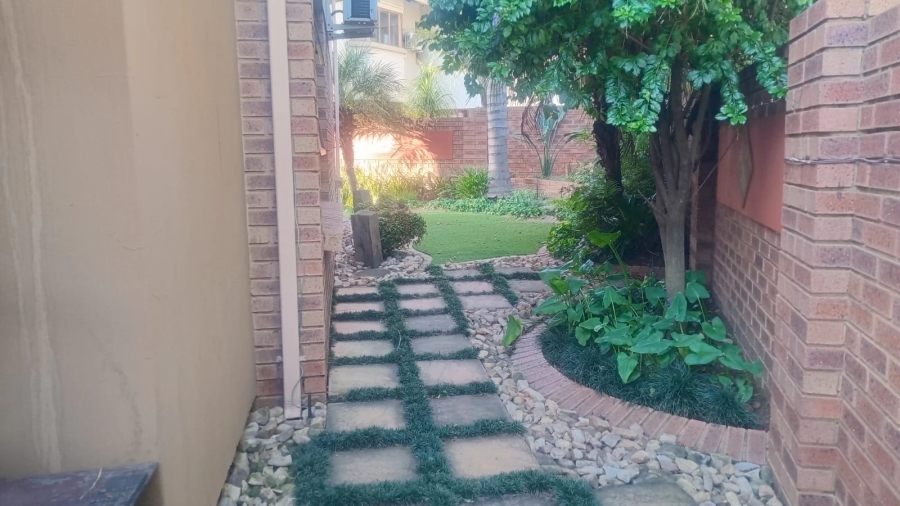 To Let 3 Bedroom Property for Rent in Glen Marais Gauteng
