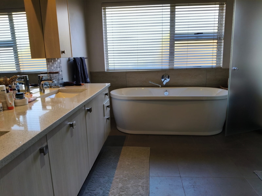 To Let 2 Bedroom Property for Rent in Bryanston Gauteng
