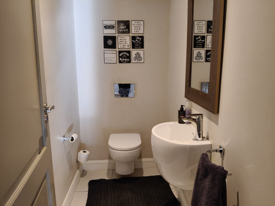 To Let 2 Bedroom Property for Rent in Bryanston Gauteng