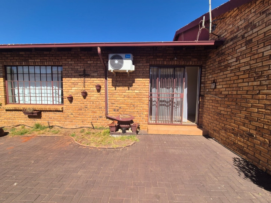 2 Bedroom Property for Sale in Eike Park Gauteng