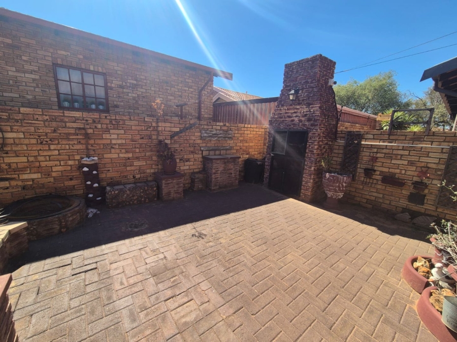 2 Bedroom Property for Sale in Eike Park Gauteng