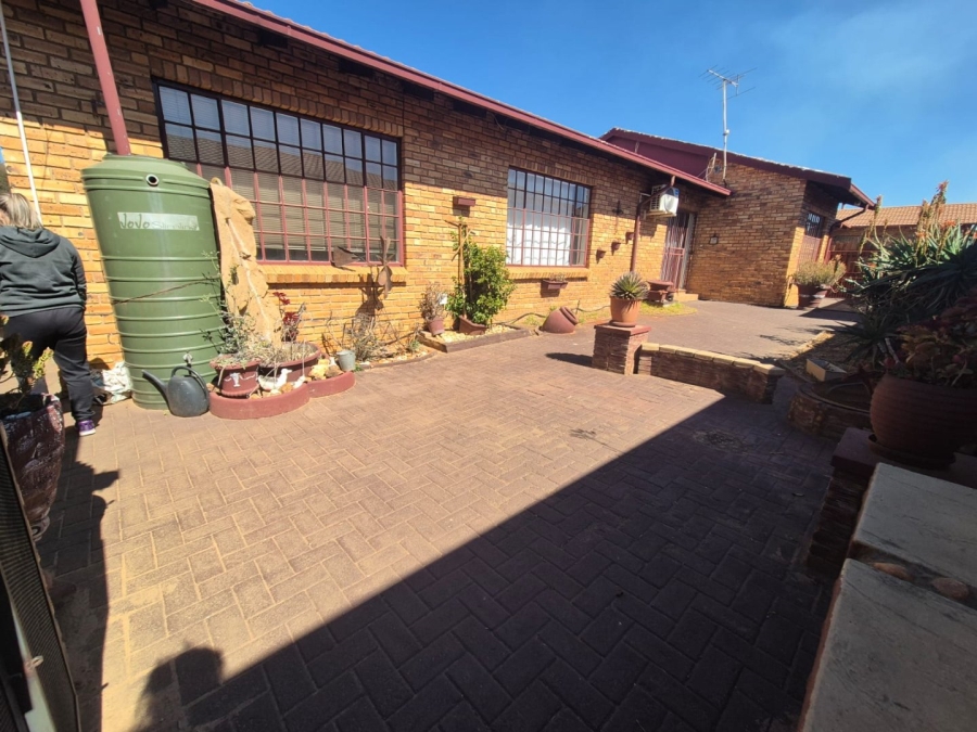 2 Bedroom Property for Sale in Eike Park Gauteng