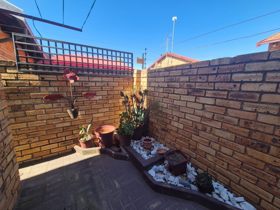 2 Bedroom Property for Sale in Eike Park Gauteng