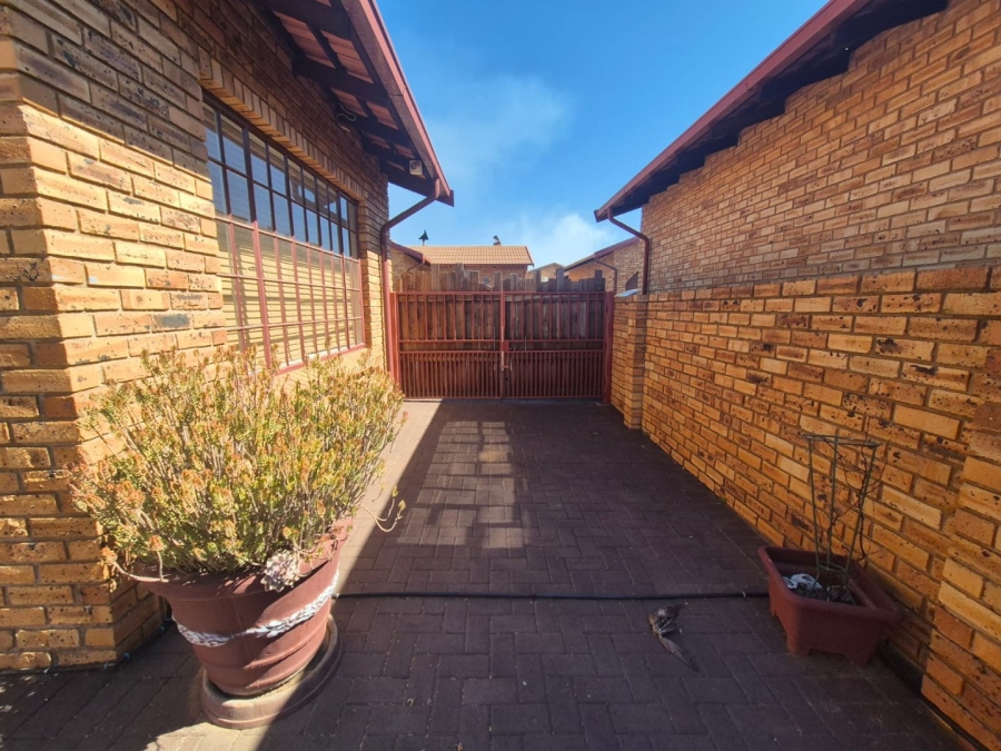 2 Bedroom Property for Sale in Eike Park Gauteng