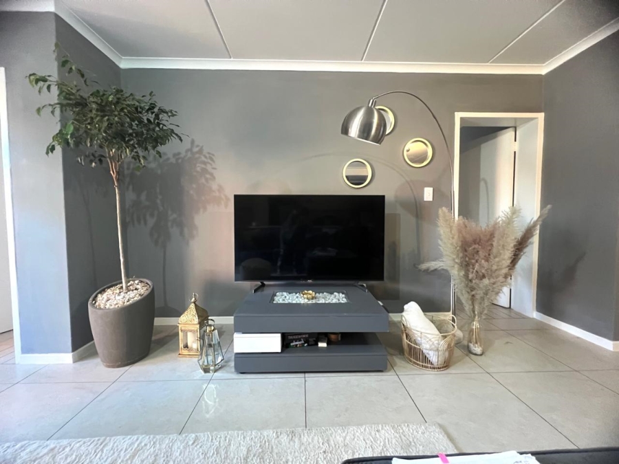 To Let 2 Bedroom Property for Rent in Glen Marais Gauteng