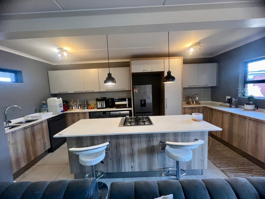 2 Bedroom Property for Sale in Glen Marais Gauteng