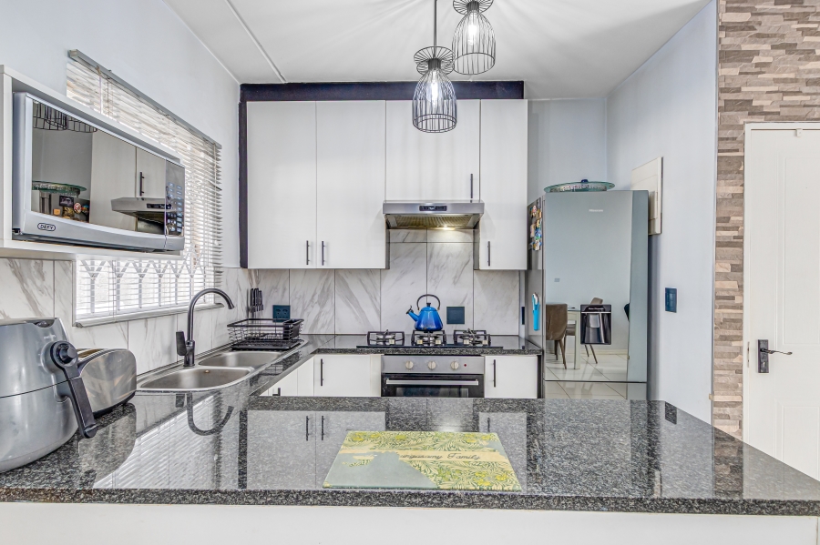 2 Bedroom Property for Sale in Sunninghill Gauteng