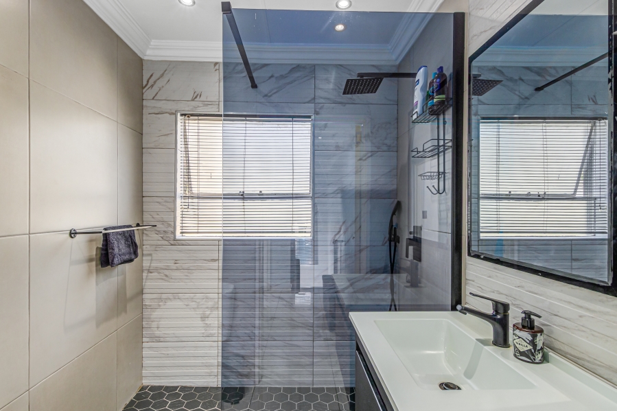2 Bedroom Property for Sale in Sunninghill Gauteng
