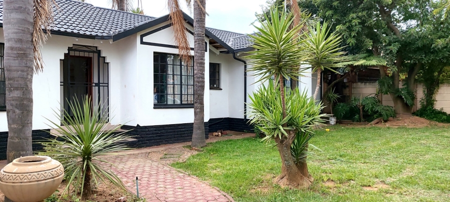 To Let 4 Bedroom Property for Rent in Greenhills Gauteng