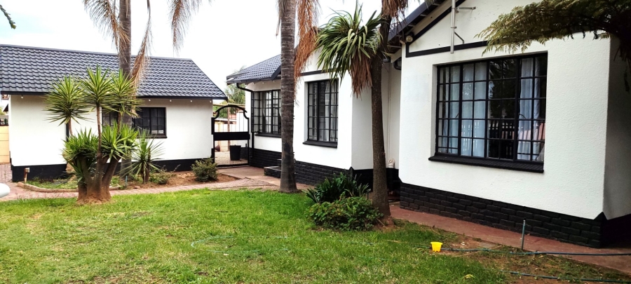 To Let 4 Bedroom Property for Rent in Greenhills Gauteng