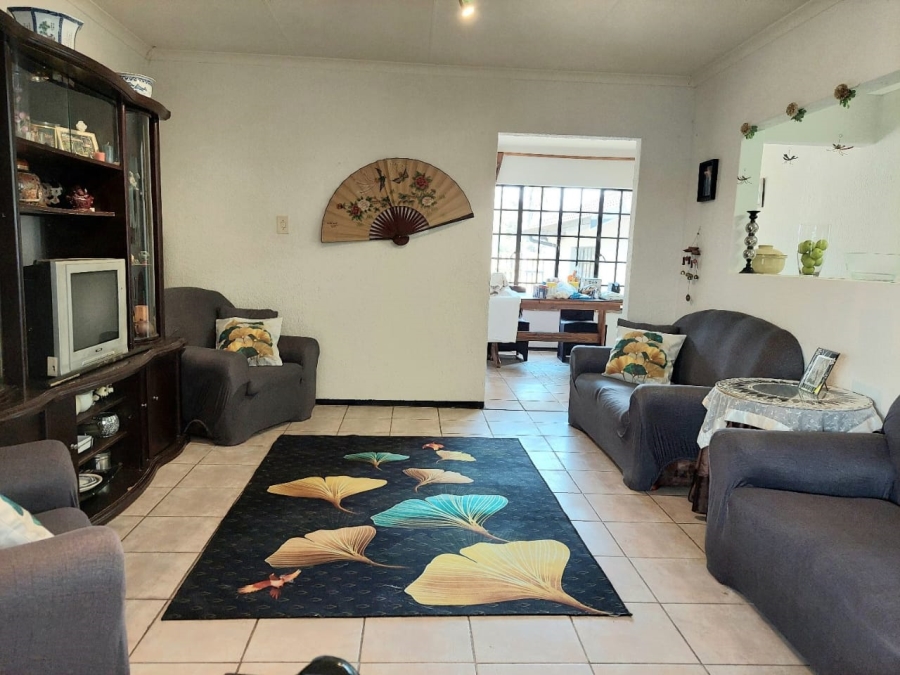 To Let 4 Bedroom Property for Rent in Greenhills Gauteng