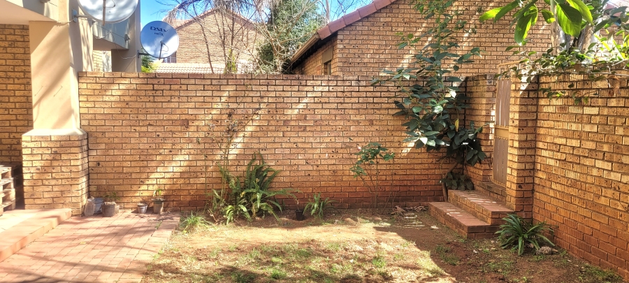 2 Bedroom Property for Sale in Die Hoewes Gauteng