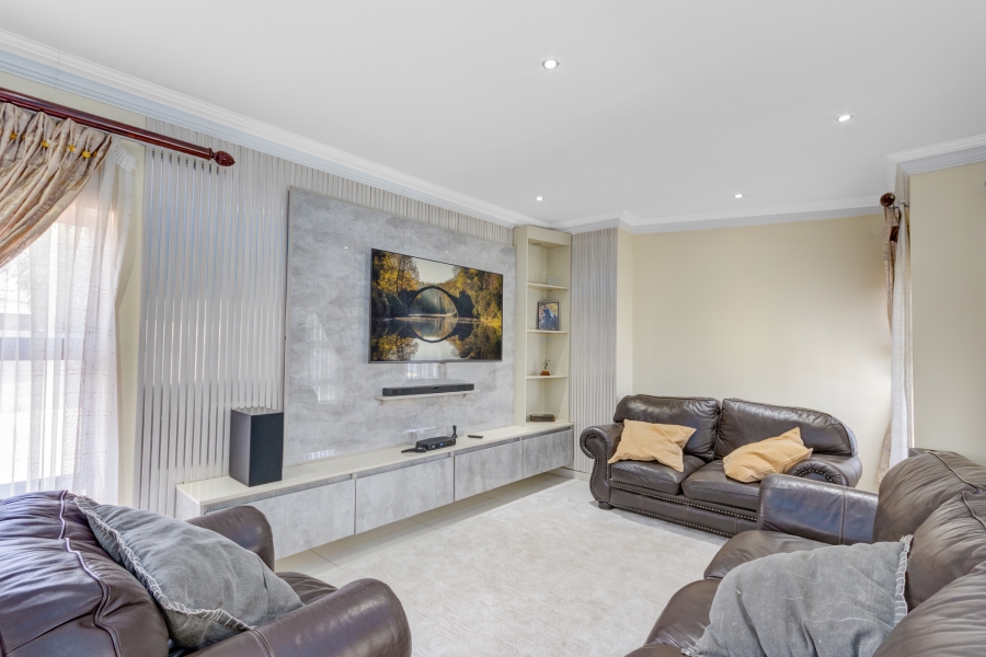 5 Bedroom Property for Sale in Heuwelsig Estate Gauteng