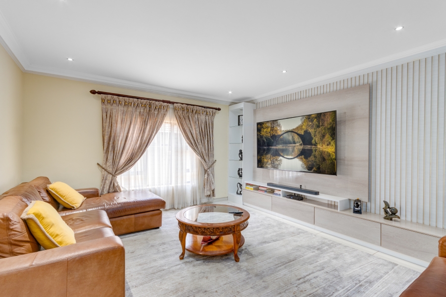 5 Bedroom Property for Sale in Heuwelsig Estate Gauteng