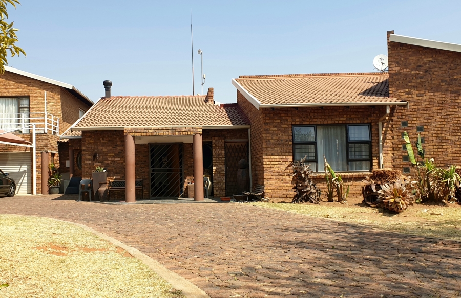 8 Bedroom Property for Sale in Dalpark Ext 1 Gauteng